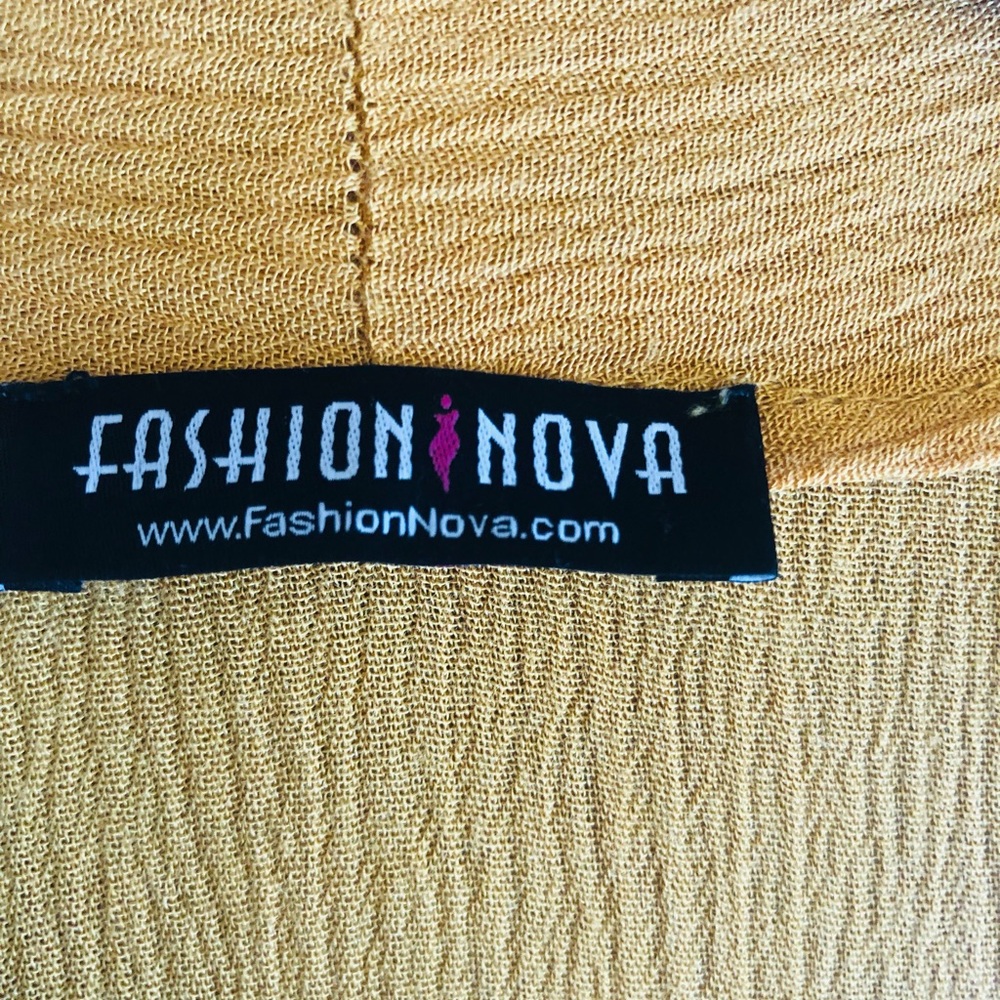💞GIVING AWAY -Fashion Nova buttoned Crop Top with Bell Sleeves - Picture 6 of 6